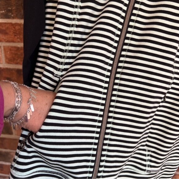 Lululemon Daily Yoga Jacket Classic Stripe Mint Moment Black / Black  EUC 10 - Picture 13 of 16